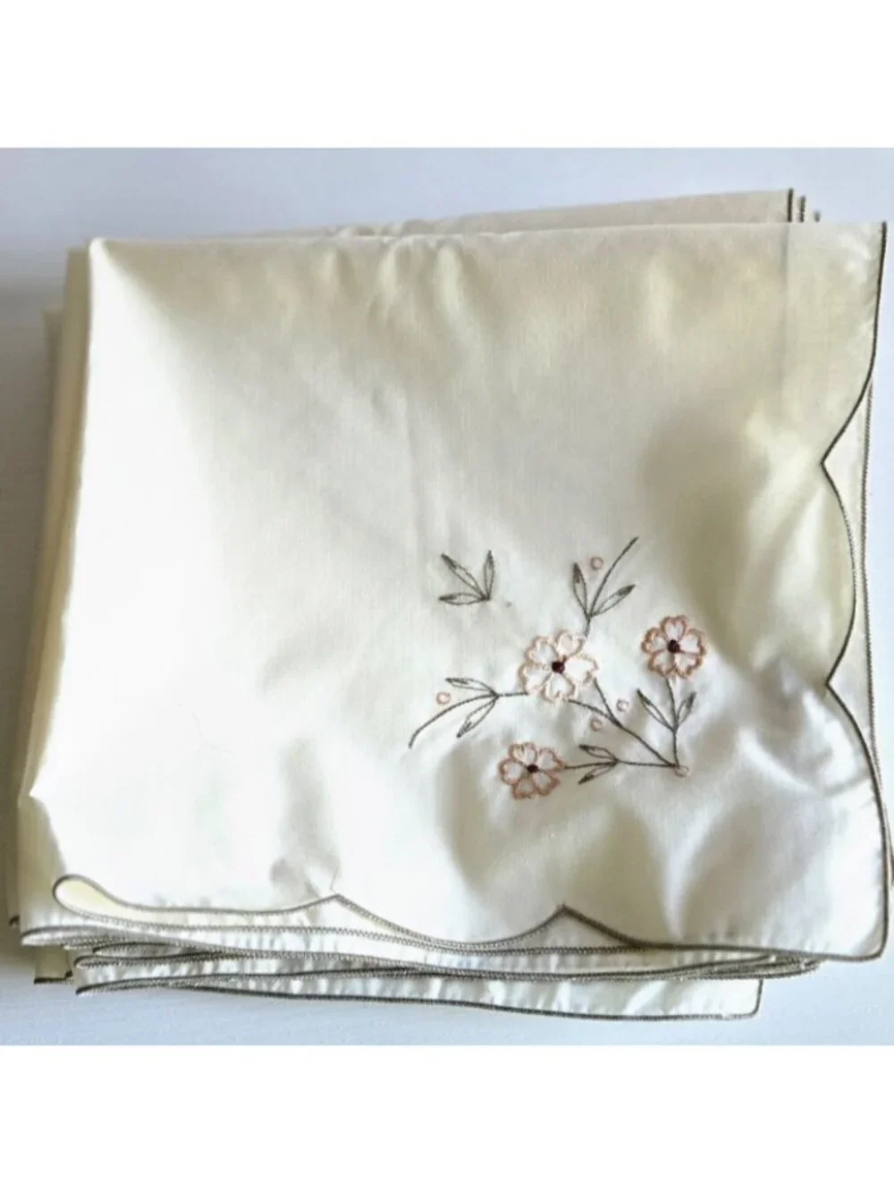Set of 8 Cream Cloth Dinner Napkins Gold Embroidered Flowers Scalloped Edges